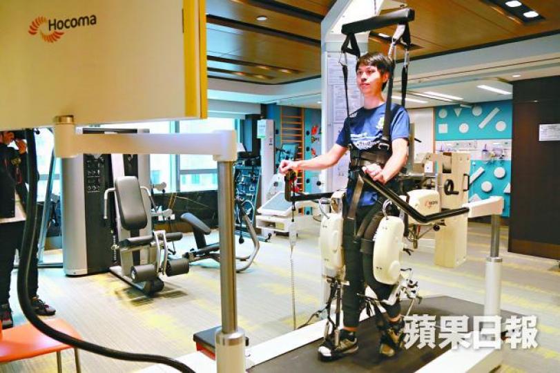 ■病人接受機械人步態訓練後,約一個月可在四腳手杖協助下步行。 ■病人接受機械人步態訓練後,約一個月可在四腳手杖協助下步行。