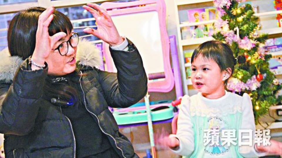 ■換肝後的蓁蓁重拾健康入讀幼稚園,令身旁媽媽鬆一口氣。周子惇攝■蓁蓁(左)與同患膽管閉塞的思諾在病房認識,成為好友。 ■換肝後的蓁蓁重拾健康入讀幼稚園,令身旁媽媽鬆一口氣。周子惇攝■蓁蓁(左)與同患膽管閉塞的思諾在病房認識,成為好友。