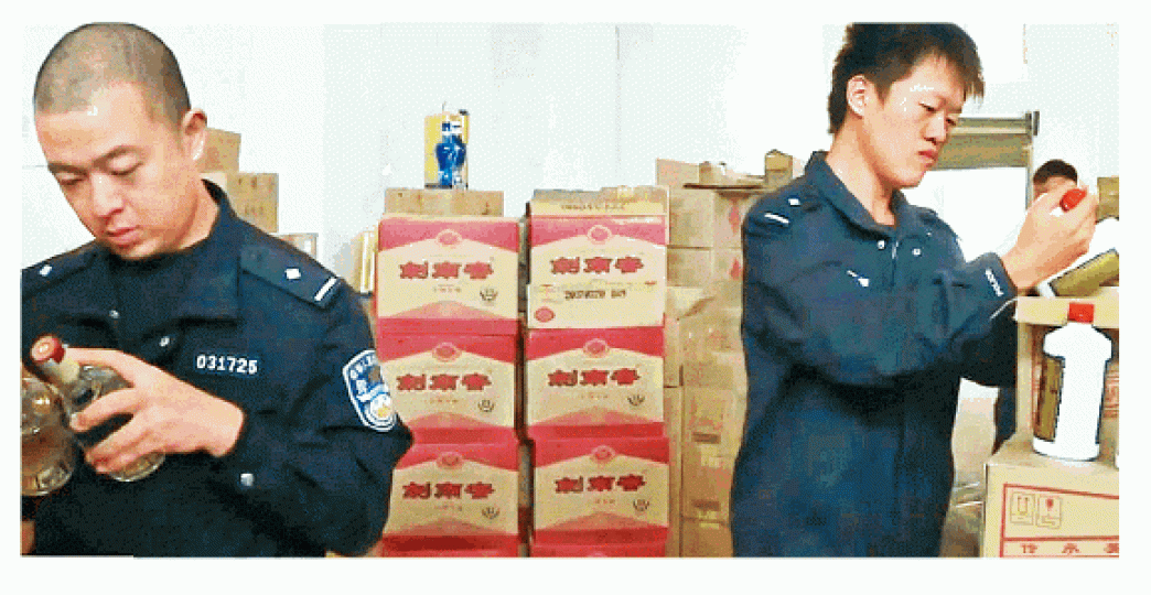 ■執法人員檢視工場撿獲的假冒名酒。 ■執法人員檢視工場撿獲的假冒名酒。