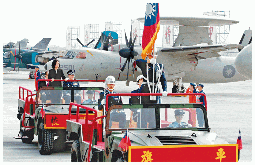 ■蔡英文上任以來強調重視軍備;圖為月初她主持P-3C反潛機成軍典禮。■台灣提出以戰機在濱海地區攔截,阻敵人登島進犯。台灣國防報告書圖片■解放軍戰機由去年中至今有23次飛近台灣。互聯網 ■蔡英文上任以來強調重視軍備;圖為月初她主持P-3C反潛機成軍典禮。■台灣提出以戰機在濱海地區攔截,阻敵人登島進犯。台灣國防報告書圖片■解放軍戰機由去年中至今有23次飛近台灣。互聯網