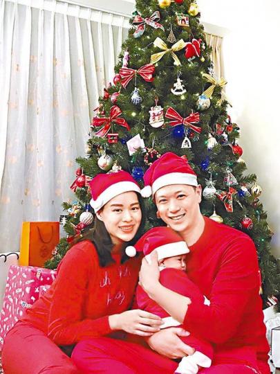 ■胡杏兒一家三口第一次一齊過聖誕。互聯網圖片■陳茵媺昨在Ig貼出與囡囡的合照。■陳敏之抱住囝囝影相,囝囝卻打喊露。互聯網圖片 ■胡杏兒一家三口第一次一齊過聖誕。互聯網圖片■陳茵媺昨在Ig貼出與囡囡的合照。■陳敏之抱住囝囝影相,囝囝卻打喊露。互聯網圖片