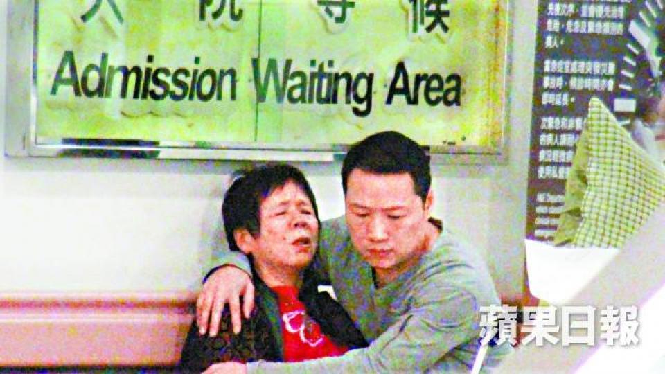 ■家人趕至醫院驚聞噩耗,傷心痛哭。 ■家人趕至醫院驚聞噩耗,傷心痛哭。