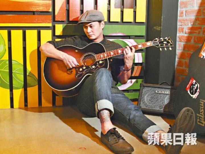 ■作為星二代嘅許懷欣,認為喺香港做音樂好辛苦。■許懷欣(左)喺銅鑼灣街頭玩busking,獲不少途人支持。 ■作為星二代嘅許懷欣,認為喺香港做音樂好辛苦。■許懷欣(左)喺銅鑼灣街頭玩busking,獲不少途人支持。