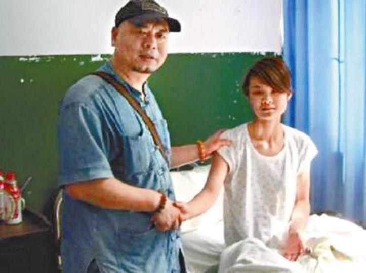 ■2009年,吳淦到醫院探望鄧玉嬌,為她打氣。 ■2009年,吳淦到醫院探望鄧玉嬌,為她打氣。
