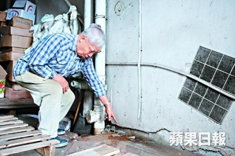 ■大角咀居民黃清和指難證沉降與工程有關。王心義攝 ■大角咀居民黃清和指難證沉降與工程有關。王心義攝