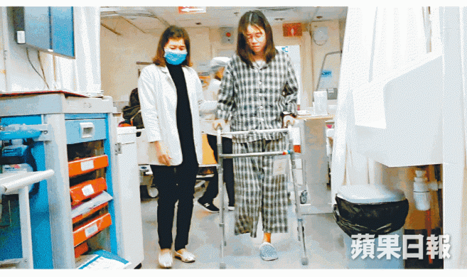 ■曉儀右小腿截肢,留醫第42日終可撐着助行架踏出第一步。張軍攝■愛扮靚的曉儀,現時只能睹舊照自憐。■車禍中,城巴疑轉彎太貼將曉儀撞倒,當場扯斷小腿。 ■曉儀右小腿截肢,留醫第42日終可撐着助行架踏出第一步。張軍攝■愛扮靚的曉儀,現時只能睹舊照自憐。■車禍中,城巴疑轉彎太貼將曉儀撞倒,當場扯斷小腿。