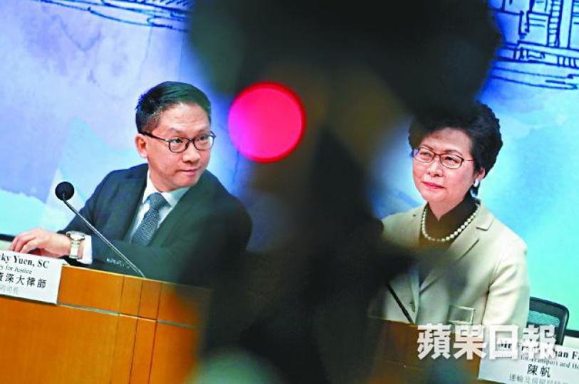 ■即將離任的律政司司長袁國強昨與特首林鄭月娥出席記者會,公佈高鐵一地兩檢安排。何家達攝 ■即將離任的律政司司長袁國強昨與特首林鄭月娥出席記者會,公佈高鐵一地兩檢安排。何家達攝