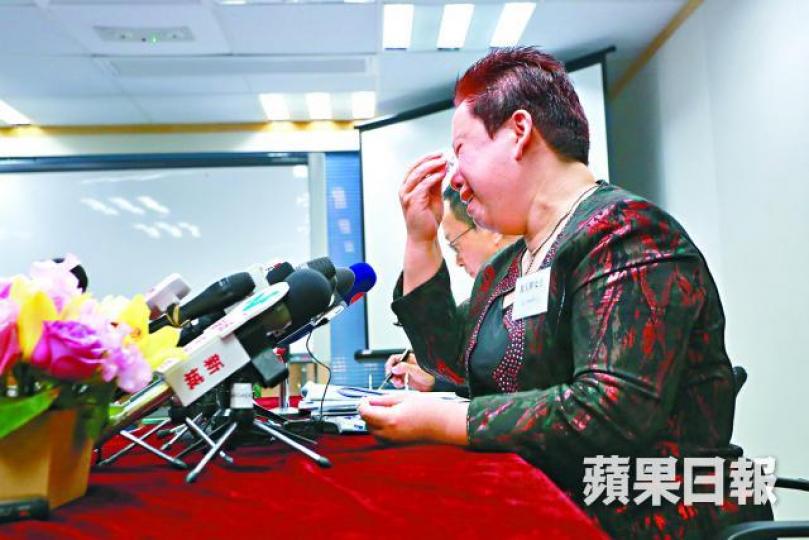 ■萬玉華在記招上控訴遭丈夫陳啟源掌摑時一度落淚。張柏基攝■陳啟源昨發聲明反駁萬玉華,稱多項指控失實。資料圖片 ■萬玉華在記招上控訴遭丈夫陳啟源掌摑時一度落淚。張柏基攝■陳啟源昨發聲明反駁萬玉華,稱多項指控失實。資料圖片