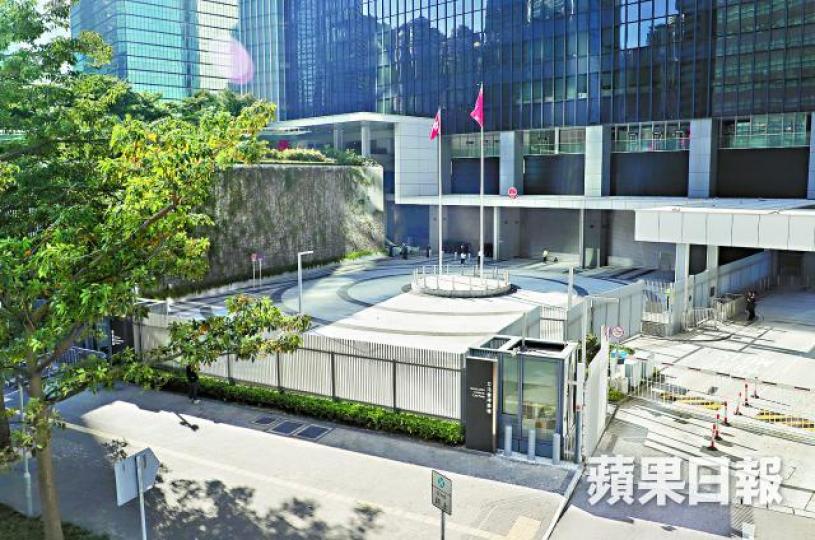 ■公民廣場今日重開,惟只供職員及訪客通過,市民想在廣場集會須先向行政署申請。許頌明攝■香港眾志常委周庭擔心政府會以不同理由不批准泛民團體使用廣場。 ■公民廣場今日重開,惟只供職員及訪客通過,市民想在廣場集會須先向行政署申請。許頌明攝■香港眾志常委周庭擔心政府會以不同理由不批准泛民團體使用廣場。