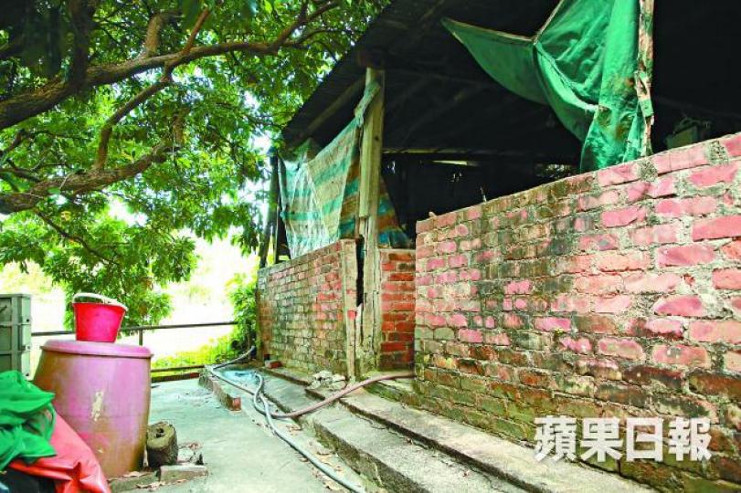 ■攸潭美村有住宅大門石屎結構現傾斜。■攸潭美村地下水流失致水井乾涸。■豎井每天排放大量地下水,水坑有如激流,聲音擾民。彭志行攝 ■攸潭美村有住宅大門石屎結構現傾斜。■攸潭美村地下水流失致水井乾涸。■豎井每天排放大量地下水,水坑有如激流,聲音擾民。彭志行攝