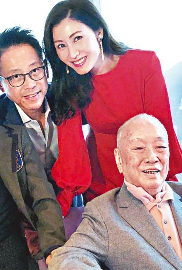 ■李嘉欣與老公許晉亨陪老爺許世勳過節。互聯網圖片 ■李嘉欣與老公許晉亨陪老爺許世勳過節。互聯網圖片