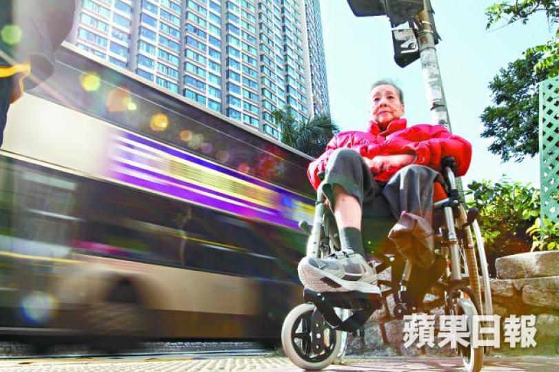 ■鄧婆婆不能走動,自覺無用,更出現抑鬱。■鄧婆婆遭九巴輾斷腳,需截肢保命。 ■鄧婆婆不能走動,自覺無用,更出現抑鬱。■鄧婆婆遭九巴輾斷腳,需截肢保命。