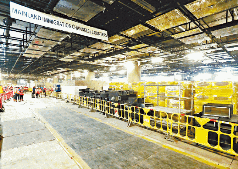 ■西九站內地口岸區由內地派駐的出入境邊防檢查機關、海關、公安機關等以內地法履行職責。 ■西九站內地口岸區由內地派駐的出入境邊防檢查機關、海關、公安機關等以內地法履行職責。