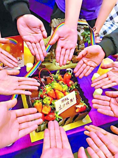 ■有同志組織稱原定平安夜舉行彌撒,惟遭教區高層施壓,最終只能進行感恩禮儀。Compassion摯情同行fb圖片■楊鳴章(左圖)被指指示夏志誠主教(右圖),要求主禮神父停止同志彌撒。 ■有同志組織稱原定平安夜舉行彌撒,惟遭教區高層施壓,最終只能進行感恩禮儀。Compassion摯情同行fb圖片■楊鳴章(左圖)被指指示夏志誠主教(右圖),要求主禮神父停止同志彌撒。