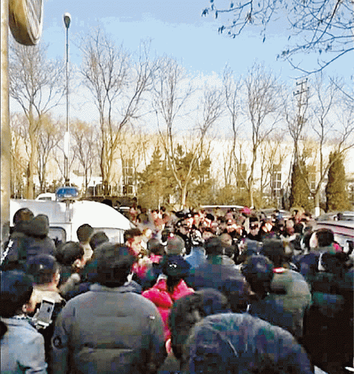■河北燕郊鎮當局前日清場時遇群眾抗議，雙方互相推撞。■政府人員在馮家府查封被指違法出租的民房。■被查封的出租屋門上貼有封條。■推撞時暈倒的村民由救護車送院救治。
