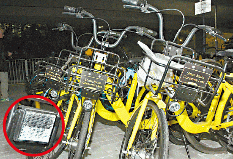 ■屯門多部共享單車的反光板(小圖)前晚遭人拆走。 ■屯門多部共享單車的反光板(小圖)前晚遭人拆走。