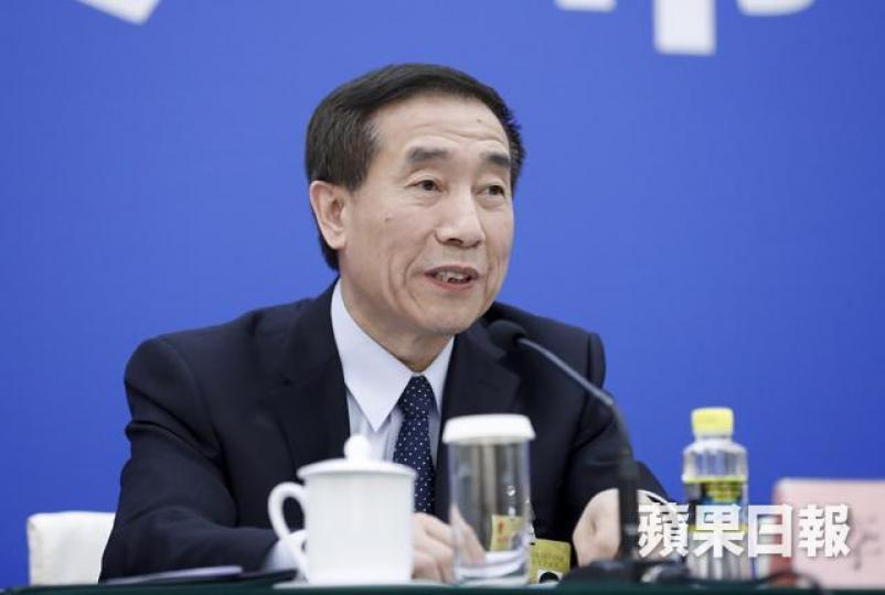 ■李飛更指立法會若不通過一地兩檢本地立法就是「腦袋進水」,暗喻腦殘。 ■李飛更指立法會若不通過一地兩檢本地立法就是「腦袋進水」,暗喻腦殘。