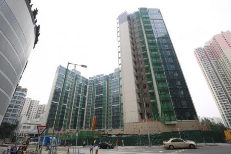 ■香港樓價連升超過八年,幾千萬買個不足一千呎嘅單位唔稀奇。資料圖片 ■香港樓價連升超過八年,幾千萬買個不足一千呎嘅單位唔稀奇。資料圖片