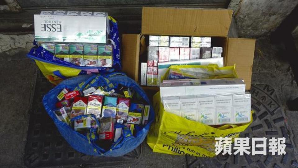 ■海關展示搜獲的私煙。 ■海關展示搜獲的私煙。