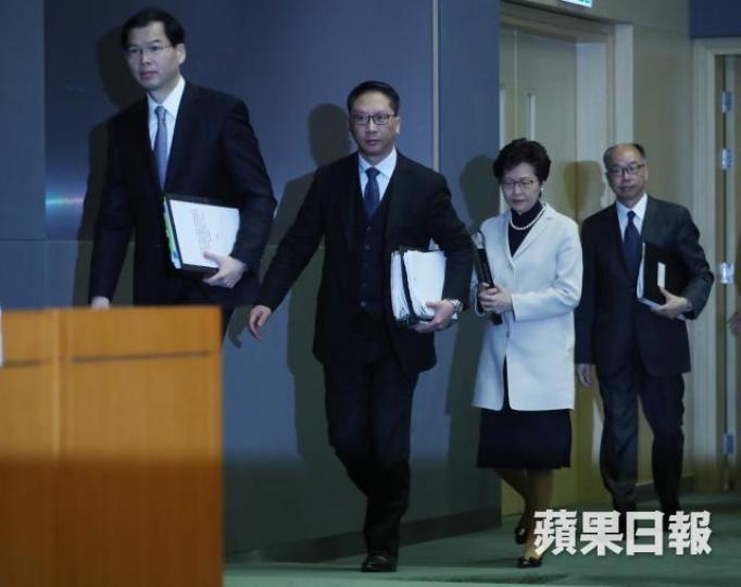 ■左起:區志光、袁國強、林鄭月娥、陳帆昨出席記者會交代一地兩檢安排。何家達攝 ■左起:區志光、袁國強、林鄭月娥、陳帆昨出席記者會交代一地兩檢安排。何家達攝