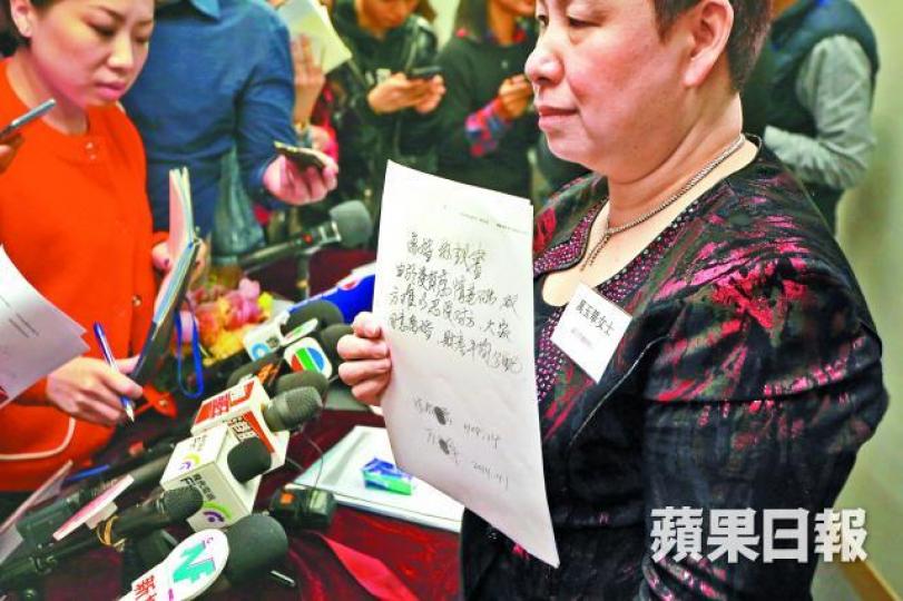 ■萬展示離婚協議書,指丈夫同意平分財產。 ■萬展示離婚協議書,指丈夫同意平分財產。