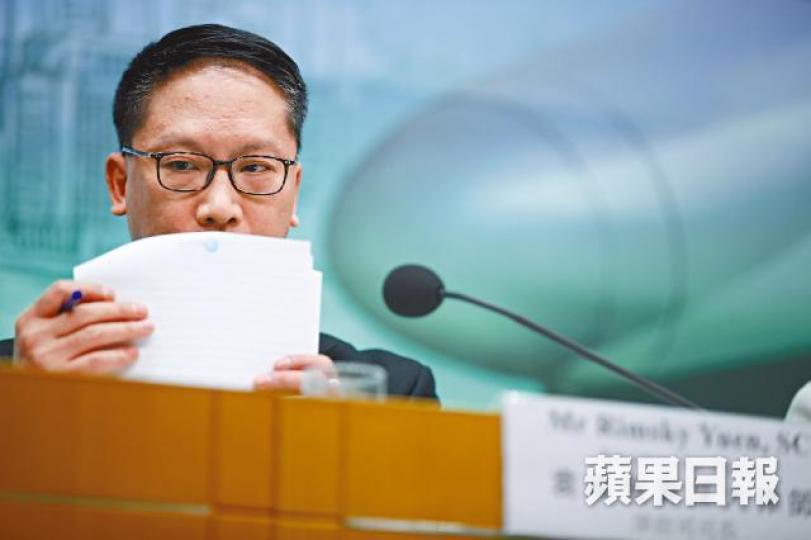 ■被問及人大今次決定是否另類釋法，律政司長袁國強辯稱是獨特需要。何柏佳攝■李飛稱一地兩檢不能以一條《基本法》就可解決，須由人大常委會審議批准《合作安排》，以提供法律基礎及依據。■政府一直以高鐵明年第三季通車為目標，圖為高鐵西九站。
