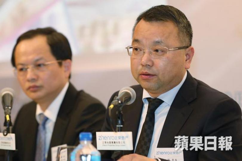 ■正榮地產董事長黃仙枝(右)昨日出席招股記者會。李家皓攝 ■正榮地產董事長黃仙枝(右)昨日出席招股記者會。李家皓攝