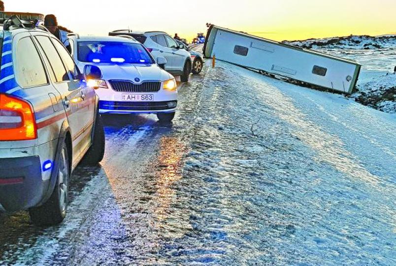 ■涉事旅遊巴衝出行車線在路邊翻側。美聯社■救護員將傷者抬上直升機。 ■涉事旅遊巴衝出行車線在路邊翻側。美聯社■救護員將傷者抬上直升機。