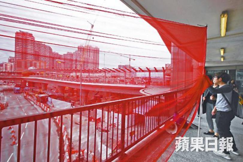 ■一地兩檢關注組昨午在鄰近西九站地盤天橋,拉起紅紗布,抗議香港被「染紅」,促市民元旦上街,要求撤回一地兩檢。何柏佳攝 ■一地兩檢關注組昨午在鄰近西九站地盤天橋,拉起紅紗布,抗議香港被「染紅」,促市民元旦上街,要求撤回一地兩檢。何柏佳攝