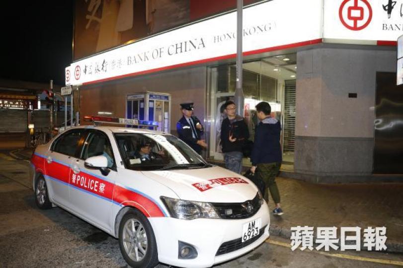 ■警員在劫案現場調查。黃江奇攝 ■警員在劫案現場調查。黃江奇攝
