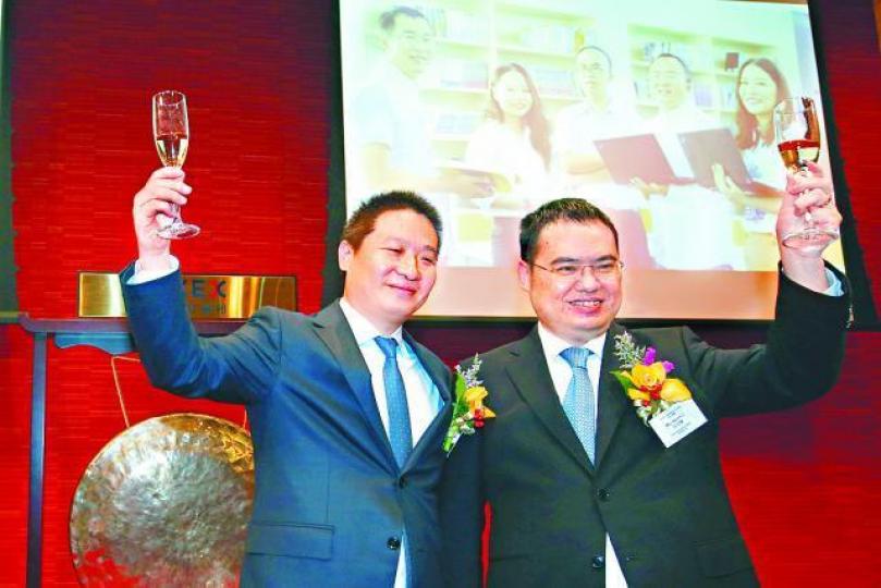 ■閱文上市至今累積升幅52%;圖為聯席首席執行官梁曉東(左)及吳文輝。資料圖片 ■閱文上市至今累積升幅52%;圖為聯席首席執行官梁曉東(左)及吳文輝。資料圖片