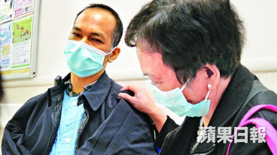 ■強哥母親眼見兒子受苦,憂心落淚。 ■強哥母親眼見兒子受苦,憂心落淚。