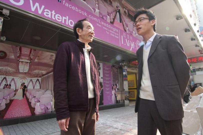 ■舖王鄧成波(左)今年4月收購馬頭角銅璵全幢物業,旁為其子鄧耀昇。資料圖片 ■舖王鄧成波(左)今年4月收購馬頭角銅璵全幢物業,旁為其子鄧耀昇。資料圖片
