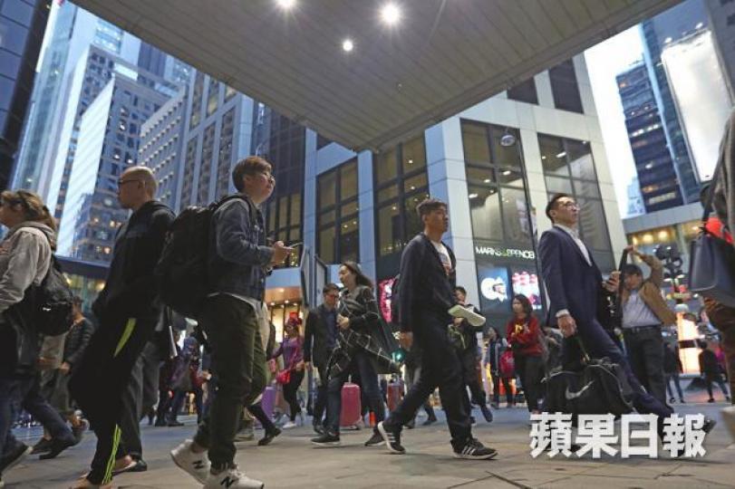 ■本港整體人口由1986年的552萬增至去年的734萬,平均每年增長0.9%。 ■本港整體人口由1986年的552萬增至去年的734萬,平均每年增長0.9%。