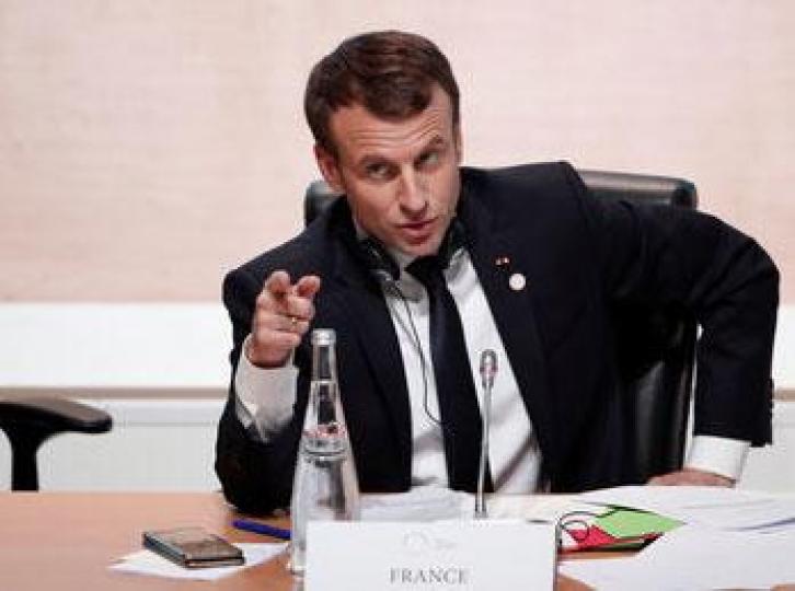 _e123_tIpKol_macron01