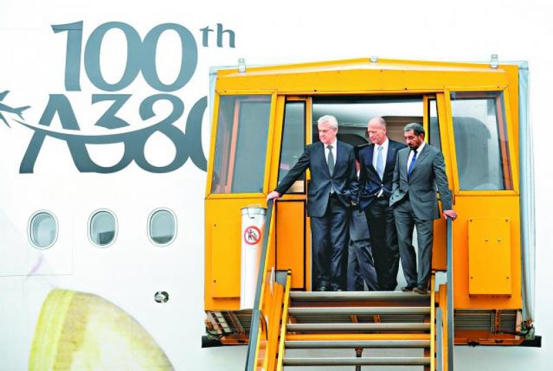 ■阿聯酋航空行政總裁馬克圖姆(右)和空巴行政總裁恩德斯(左)上月出席第100架A380交收儀式。路透社 ■阿聯酋航空行政總裁馬克圖姆(右)和空巴行政總裁恩德斯(左)上月出席第100架A380交收儀式。路透社
