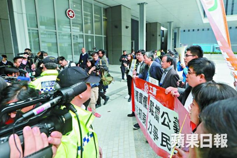 ■工黨成員昨突破保安防線,進入公民廣場示威。李家皓攝■升旗台仍掛着鐵鏈,並設有「請勿內進」警告牌。■通往立法會的閘口外有數名保安員駐守。 ■工黨成員昨突破保安防線,進入公民廣場示威。李家皓攝■升旗台仍掛着鐵鏈,並設有「請勿內進」警告牌。■通往立法會的閘口外有數名保安員駐守。