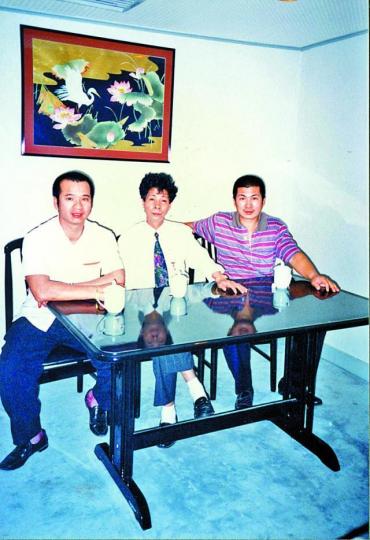 ■英國檔案處解封檔案,提到特別要求中方釋放「黃雀行動」成員黎沛成(左)及李龍慶(右);圖為二人與其他黃雀行動成員合照。 ■英國檔案處解封檔案,提到特別要求中方釋放「黃雀行動」成員黎沛成(左)及李龍慶(右);圖為二人與其他黃雀行動成員合照。