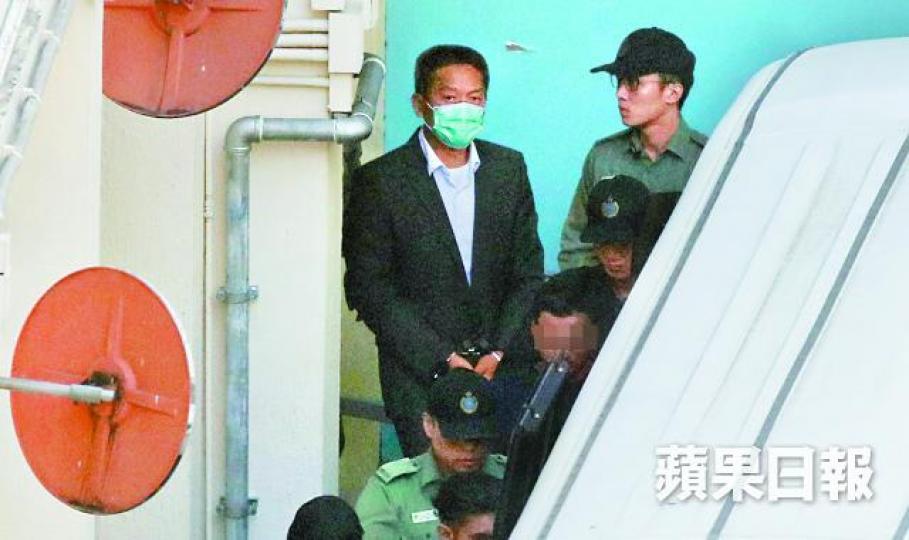 ■朱經緯昨早被鎖上手銬,乘囚車到法庭應訊。謝榮耀攝 ■朱經緯昨早被鎖上手銬,乘囚車到法庭應訊。謝榮耀攝