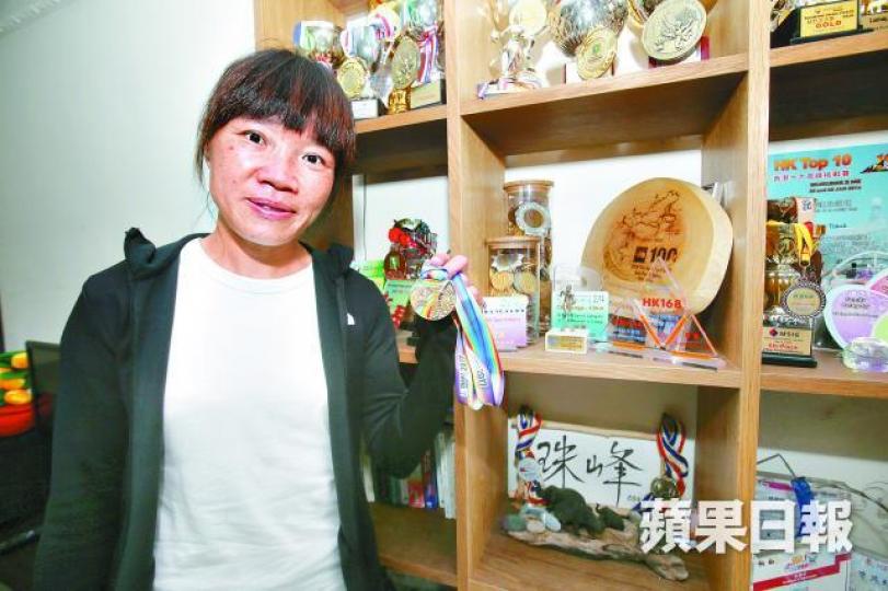 ■今年5月完成登峯創舉後,曾燕紅曾到大阪參加馬拉松。■曾燕紅成為香港首位成功挑戰珠峯的女性,成為報章頭條。■曾燕紅上月初在高逾6,000米的四姑娘山參加超級越野跑。■2010年與學生定下征珠峯之約,曾燕紅足足花了7年實踐承諾。■曾燕紅(前中)指登山惹來網民批評,她並無為此動氣。 ■今年5月完成登峯創舉後,曾燕紅曾到大阪參加馬拉松。■曾燕紅成為香港首位成功挑戰珠峯的女性,成為報章頭條。■曾燕紅上月初在高逾6,000米的四姑娘山參加超級越野跑。■2010年與學生定下征珠峯之約,曾燕紅足足花了7年實踐承諾。■曾燕紅(前中)指登山惹來網民批評,她並無為此動氣。