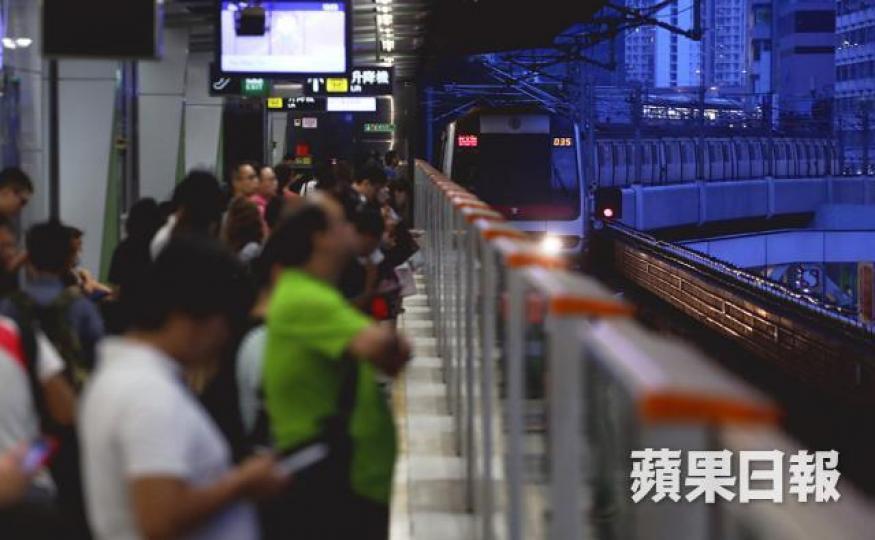■有研究指排頭位候車的乘客會吸引最多金屬粉塵。資料圖片 ■有研究指排頭位候車的乘客會吸引最多金屬粉塵。資料圖片