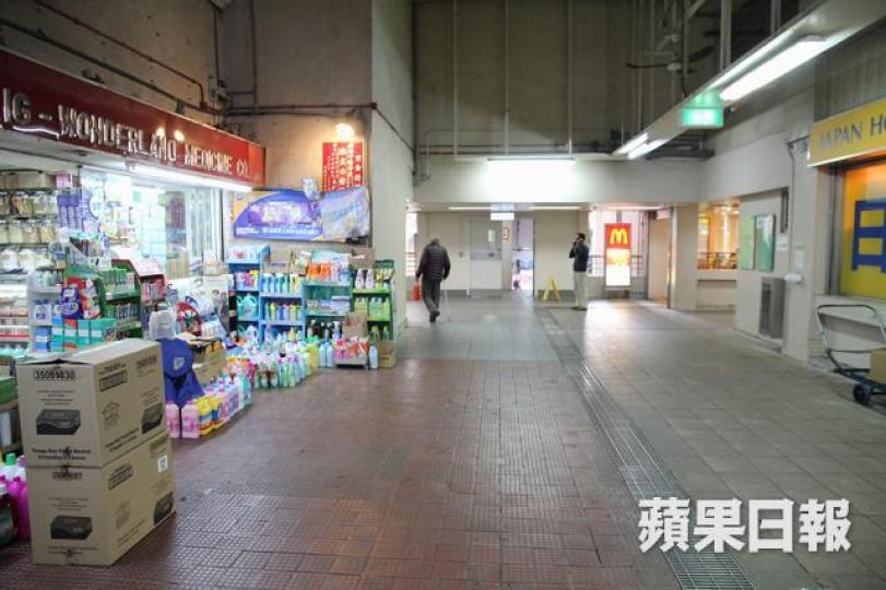■男童昨在藥房外暈倒後被抬到附近麥當勞休息。 ■男童昨在藥房外暈倒後被抬到附近麥當勞休息。