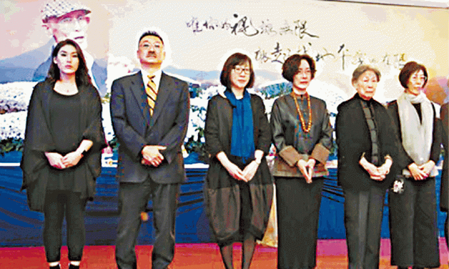 ■余光中遺孀范我存(右二)與家屬向親友表達謝意。 台灣《蘋果日報》 ■余光中遺孀范我存(右二)與家屬向親友表達謝意。 台灣《蘋果日報》