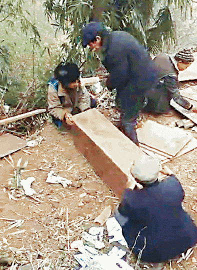 ■村民自製簡陋棺材給死者。 ■村民自製簡陋棺材給死者。