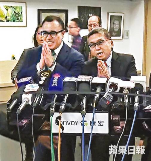 ■康宏主席陳志宏(右)昨在會後與總裁吳榮輝(左)雙手合十會見傳媒。袁志中攝 ■康宏主席陳志宏(右)昨在會後與總裁吳榮輝(左)雙手合十會見傳媒。袁志中攝
