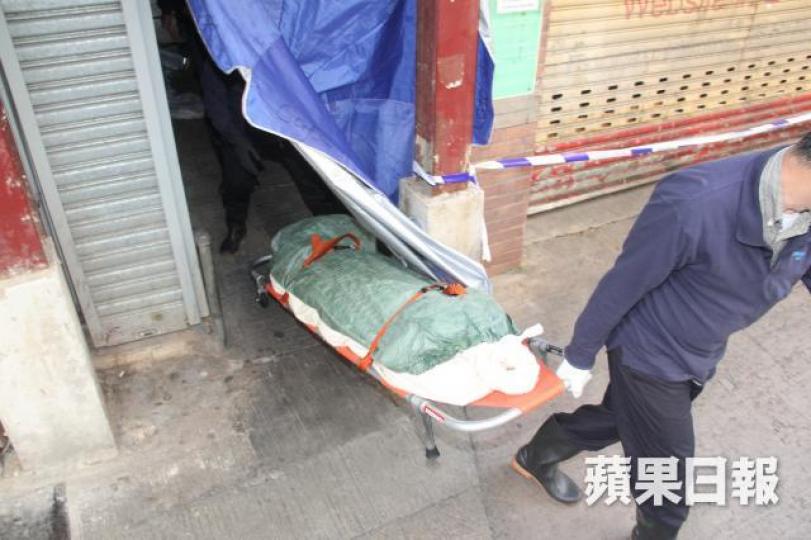 ■案發後死者遺體被仵工移走。 ■案發後死者遺體被仵工移走。