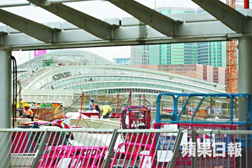 ■大律師公會批評人大確認一地兩檢的決定閹割《基本法》,港府昨晚發聲明反擊,堅稱決定有法律效力;圖為高鐵西九站地盤。何柏佳攝 ■大律師公會批評人大確認一地兩檢的決定閹割《基本法》,港府昨晚發聲明反擊,堅稱決定有法律效力;圖為高鐵西九站地盤。何柏佳攝
