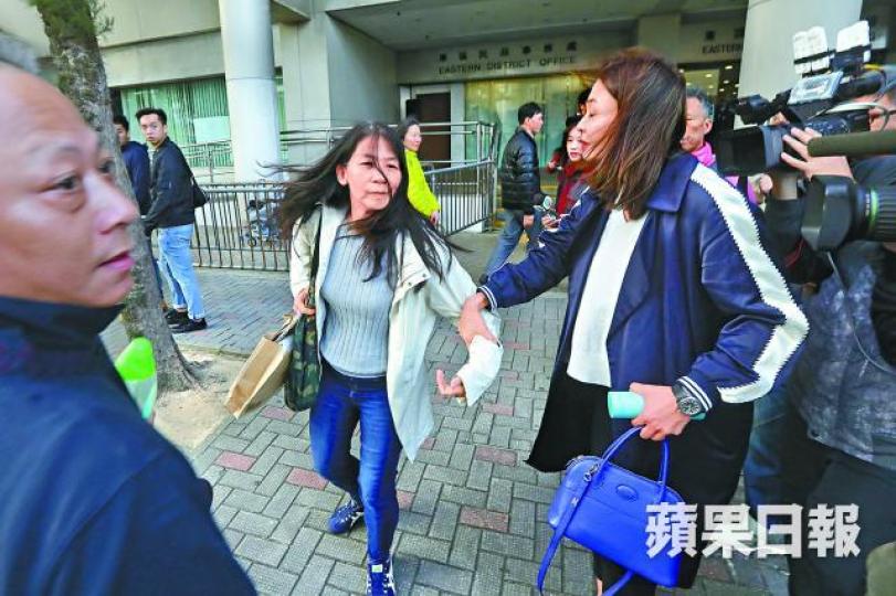 ■朱經緯前妻(左)昨離開法院時被傳媒追訪,表現慌張。 ■朱經緯前妻(左)昨離開法院時被傳媒追訪,表現慌張。