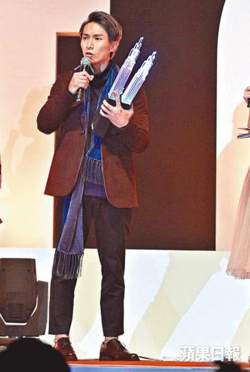 ■陳柏宇昨晚連掃三獎,憑《霸氣情歌》獲勁爆歌曲獎時更多謝老婆。■衛蘭(圖)捧走三獎,在女歌手方面跟王菀之平分春色。■顏卓靈成功由影壇殺入樂壇,昨晚奪得勁爆新人獎。■星夢歌手只有周柏豪獲獎,高層何哲圖獲監製獎都不出席。■重踏頒獎台的吳浩康獲頒勁爆歌曲時,開心高舉獎座。■顏卓靈(左一)等一班新人在台上開心擺甫士。■胡琳跟《溏心風暴3》演老公的唐文龍做頒獎嘉賓,當眾摸對方胸肌。 ■陳柏宇昨晚連掃三獎,憑《霸氣情歌》獲勁爆歌曲獎時更多謝老婆。■衛蘭(圖)捧走三獎,在女歌手方面跟王菀之平分春色。■顏卓靈成功由影壇殺入樂壇,昨晚奪得勁爆新人獎。■星夢歌手只有周柏豪獲獎,高層何哲圖獲監製獎都不出席。■重踏頒獎台的吳浩康獲頒勁爆歌曲時,開心高舉獎座。■顏卓靈(左一)等一班新人在台上開心擺甫士。■胡琳跟《溏心風暴3》演老公的唐文龍做頒獎嘉賓,當眾摸對方胸肌。