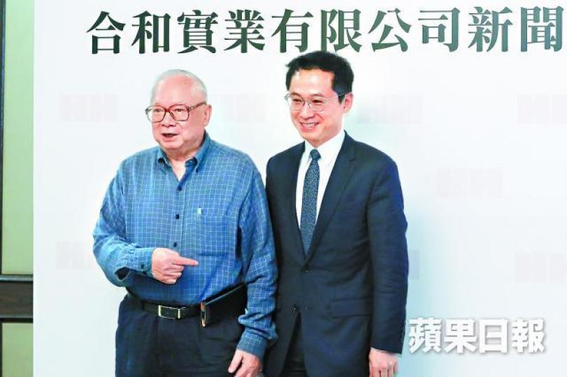 ■胡應湘(左)昨出席記者會,多次指公司未來發展要交兒子胡文新(右)自己發揮。易仰民攝 ■胡應湘(左)昨出席記者會,多次指公司未來發展要交兒子胡文新(右)自己發揮。易仰民攝